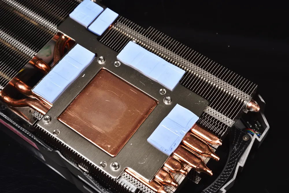 帶有大量散熱片的PCB電路板